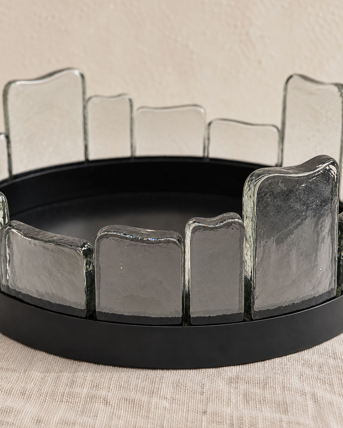 Fjord Dekoschale, schwarz Eisen pulverbeschichtet mit Glas H 15 cm D 41 cm