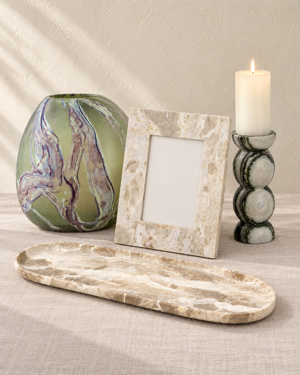 Lambert Accessoires: Ravello Vase, Berubari Kerzenleuchter, Phoenix Bilderrahmen und Amos Schale.