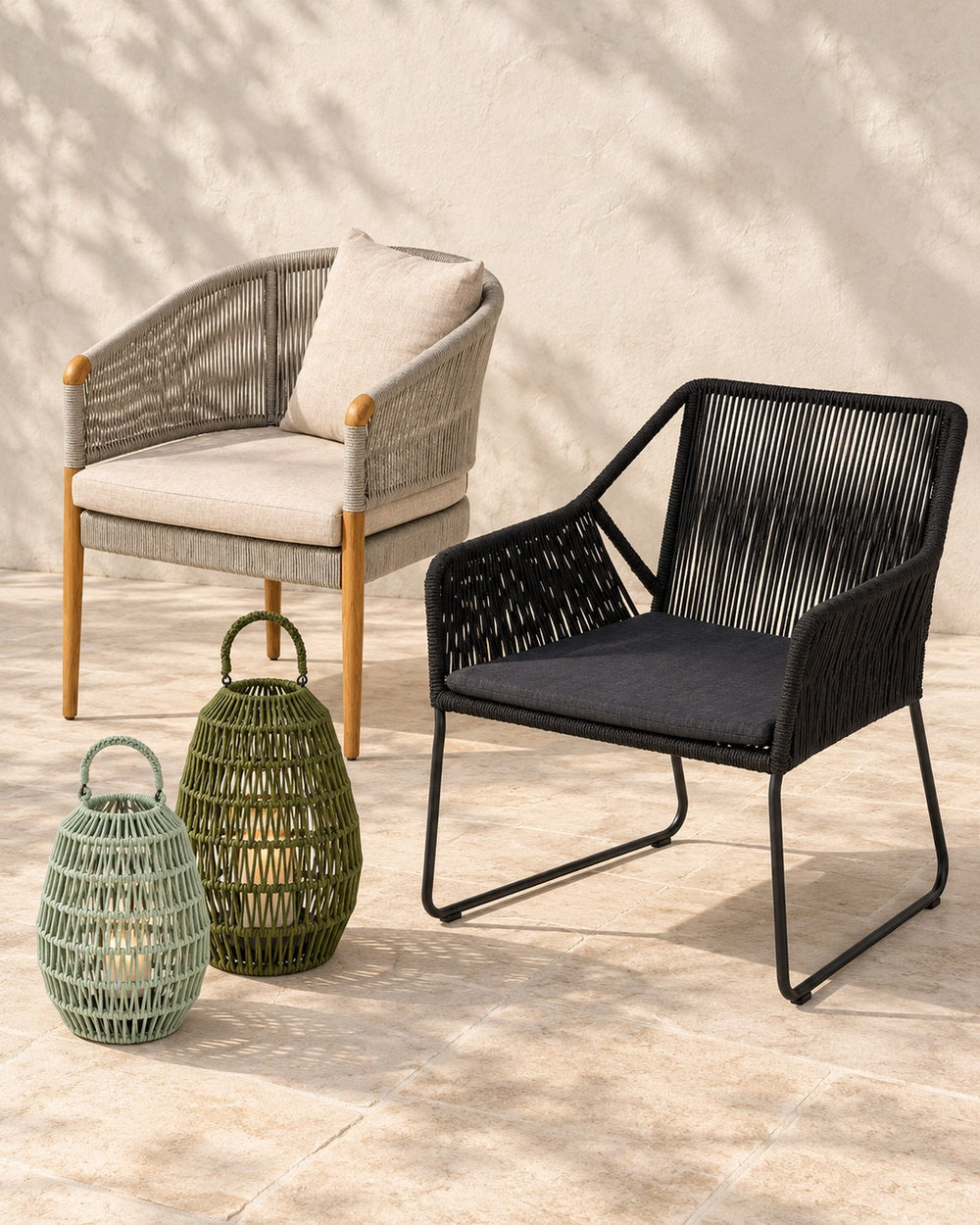 Lambert Outdoorgruppe mit Borkum Gartenstuhl, Amaya Lounger und Cahaya Laternen.